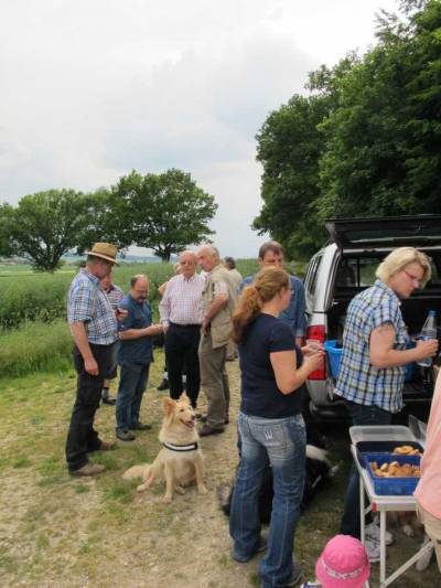 Das Versorgungsfahrzeug pnktlich zur Pause am Ort