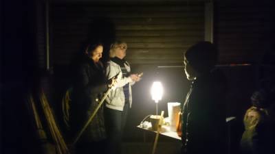 Fleiige Helfer kmmern sich um die Ausgabe vom Stockbrot