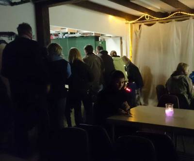 Ansturm auf die Wrstchen und die Getrnke