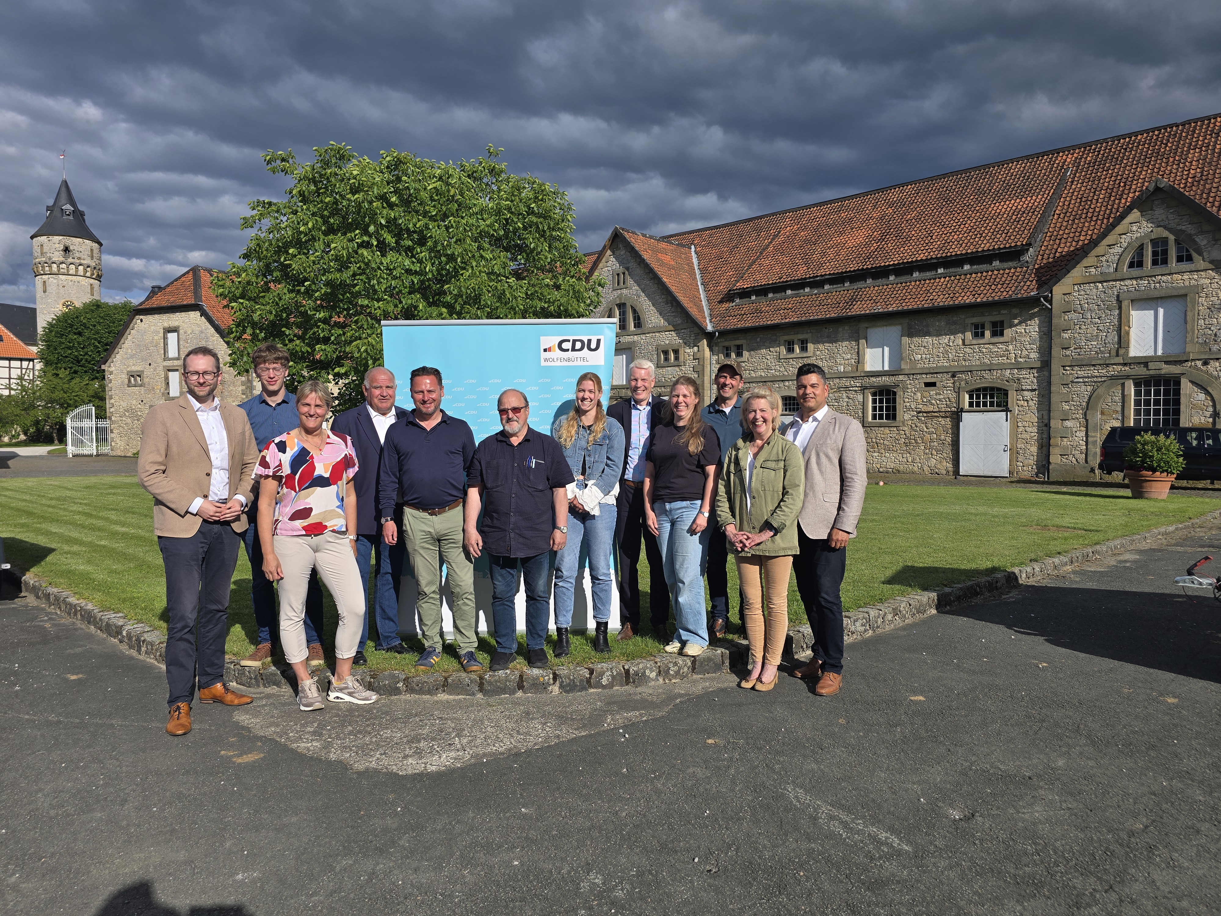v. links nach rechts Frederik Brandt; Emil B�nger; Martha-Theres Sander; Norbert L�hr; Dennis Tomala; Wolfgang W�llke; Sherin Rollwage; Andre Morgenstern; Sophie Rollwage; Harm Wa�mu�; Helena von Cramm; Tobias Thurau